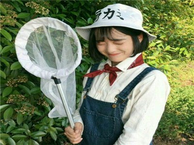 一小孩和妈妈摘萝卜：周末农场亲子乐，萝卜地里笑声扬-2